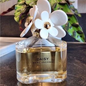 Marc Jacobs Daisy Floral Accents